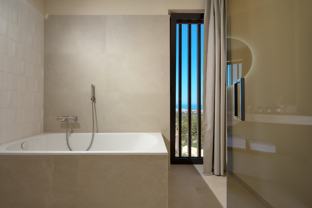 Villa di lusso con vista panoramica sul mare e piscina a sfioro