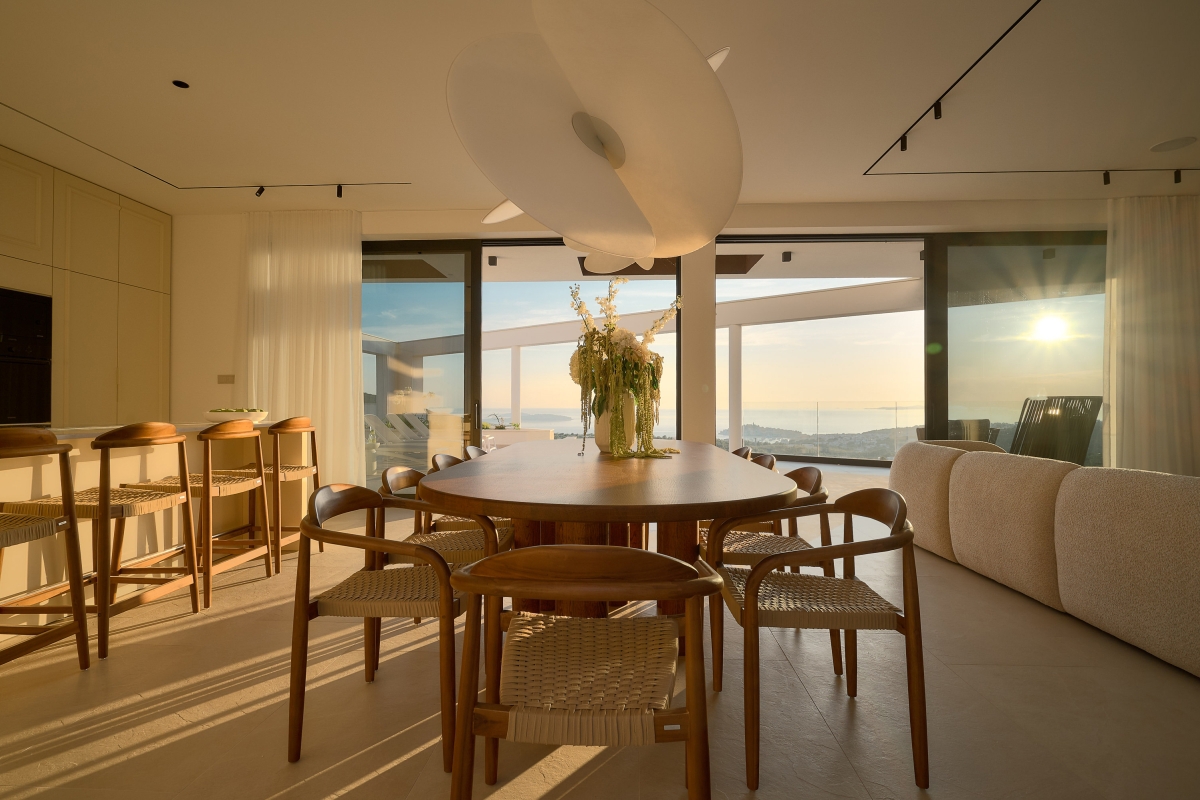 Villa di lusso con vista panoramica sul mare e piscina a sfioro