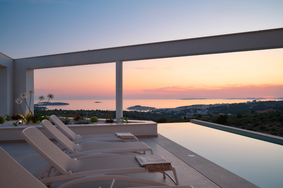 Villa di lusso con vista panoramica sul mare e piscina a sfioro