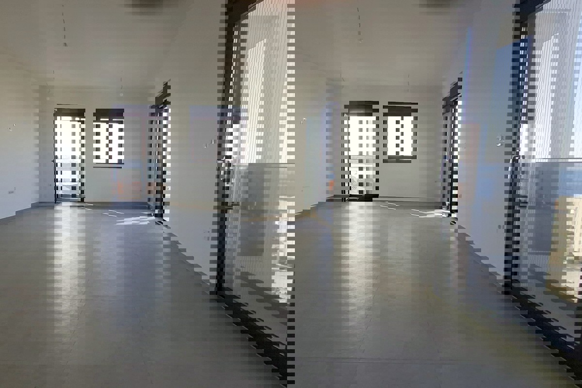 Ampio attico con vista mare aperta