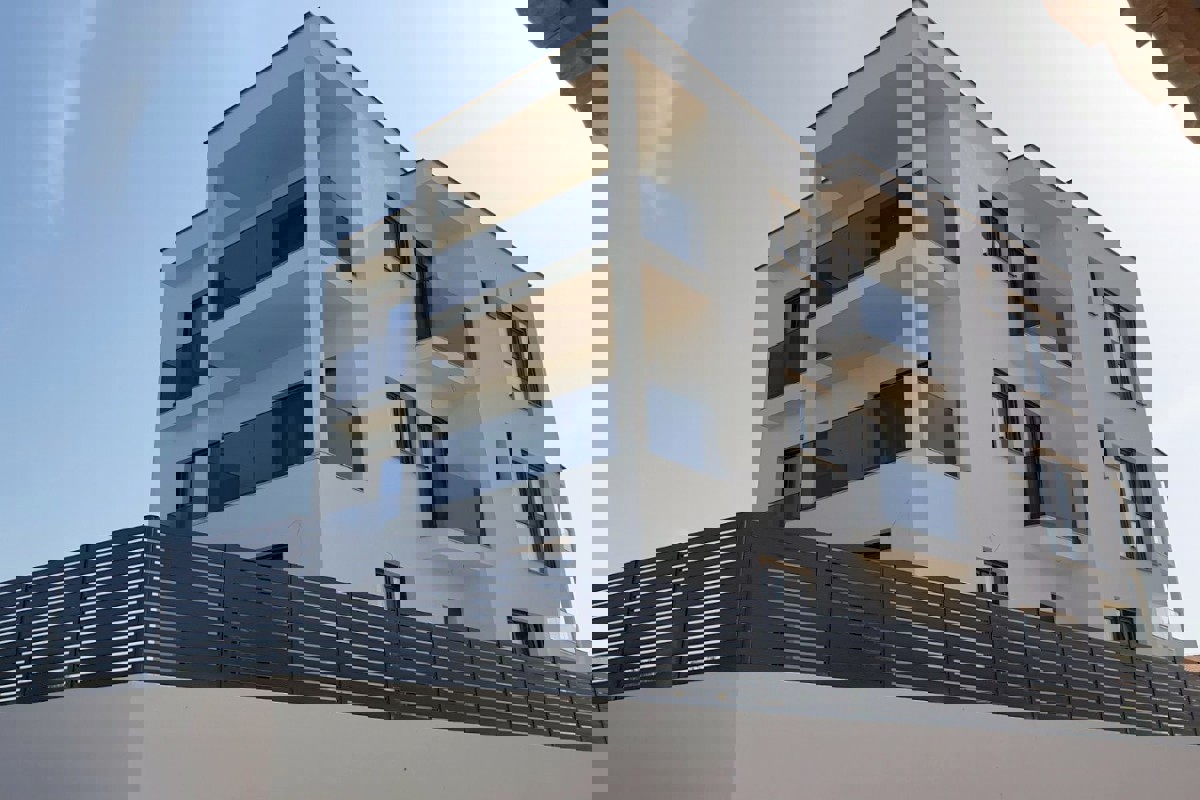 Ampio attico con vista mare aperta