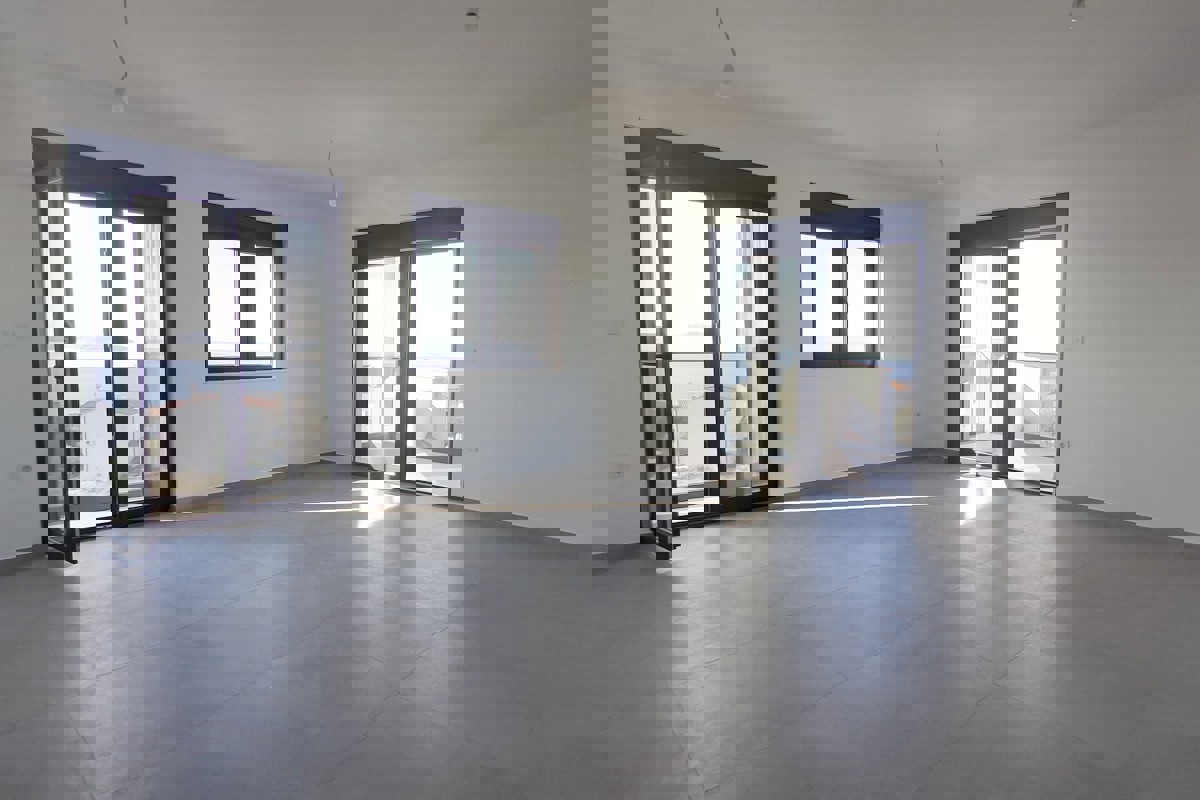 Ampio attico con vista mare aperta