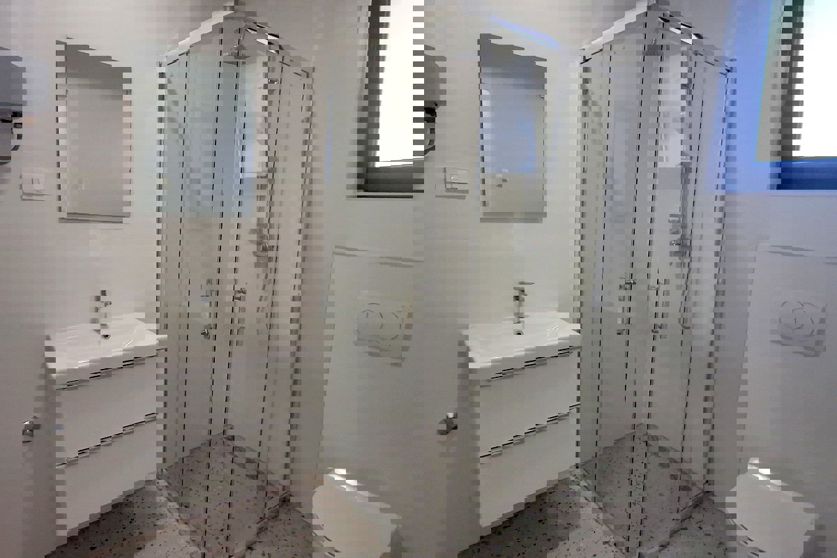 Ampio attico con vista mare aperta