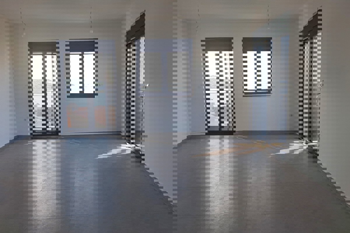 Ampio attico con vista mare aperta