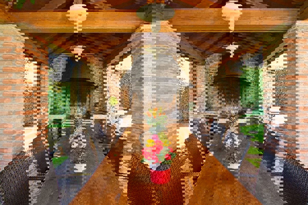 Villa in pietra con piscina e ampio giardino