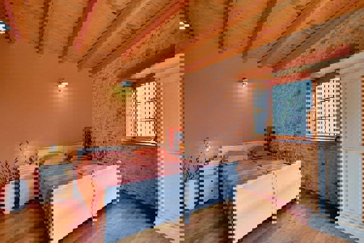 Villa in pietra con piscina e ampio giardino