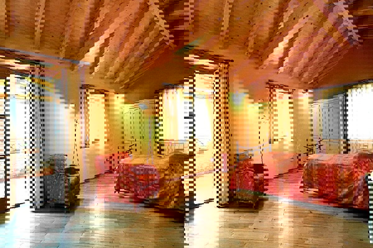 Villa in pietra con piscina e ampio giardino