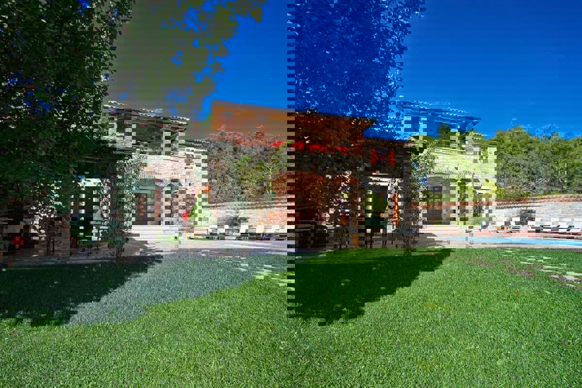 Villa in pietra con piscina e ampio giardino