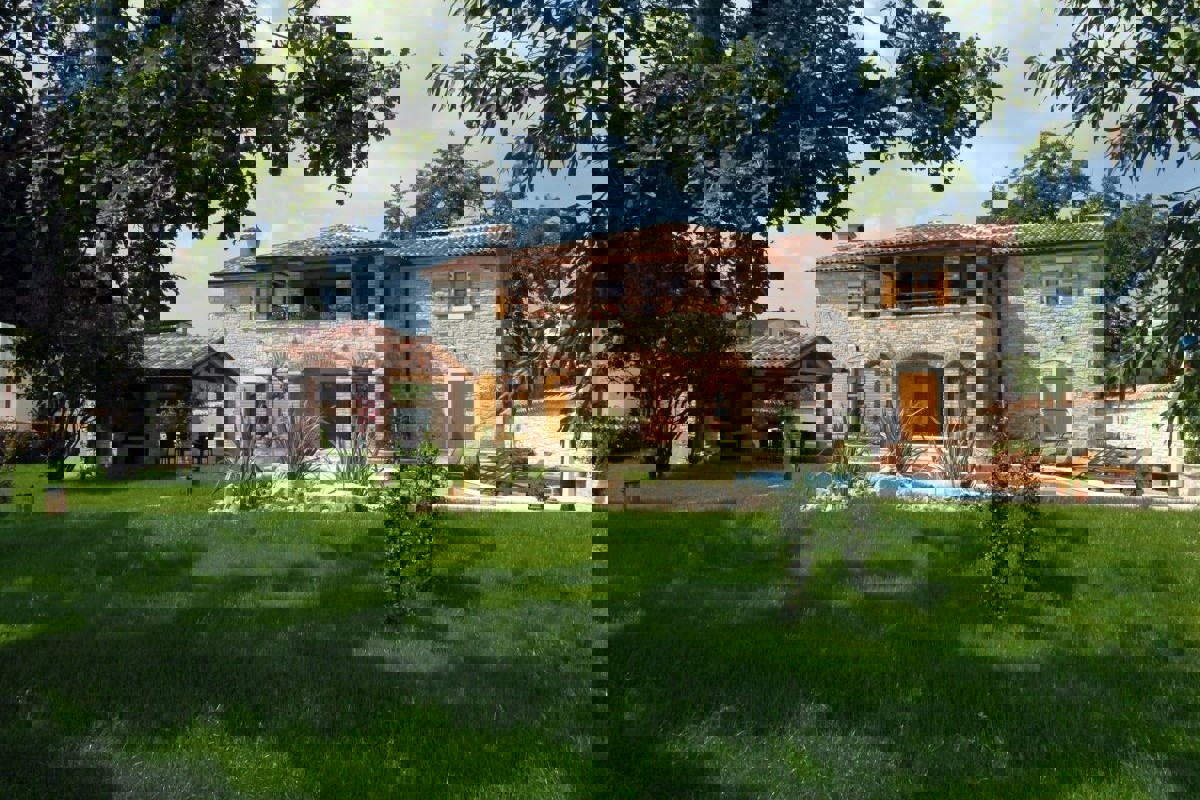 Villa in pietra con piscina e ampio giardino