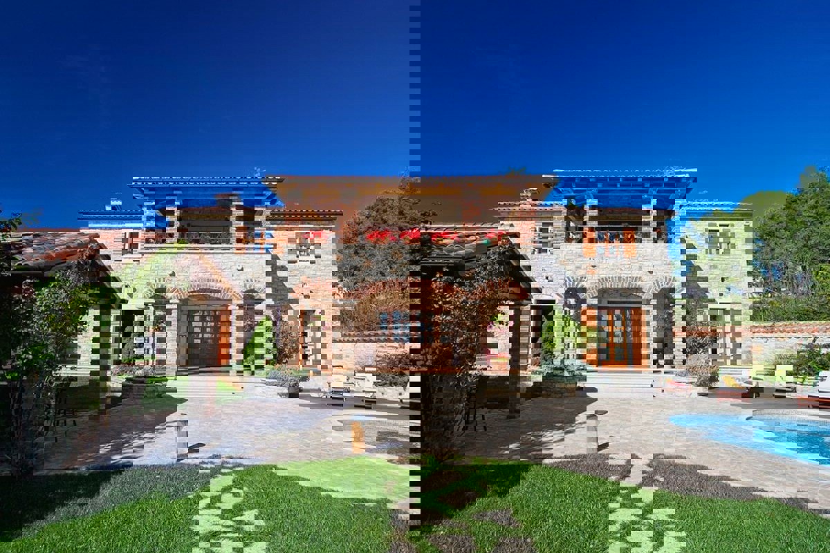 Villa in pietra con piscina e ampio giardino