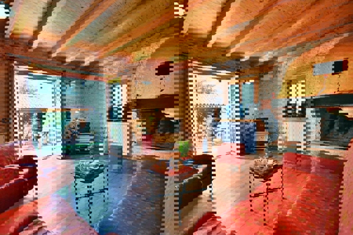 Villa in pietra con piscina e ampio giardino