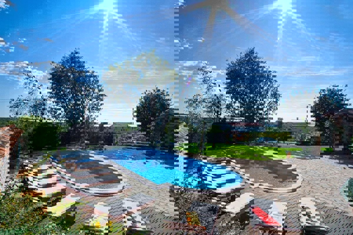 Villa in pietra con piscina e ampio giardino