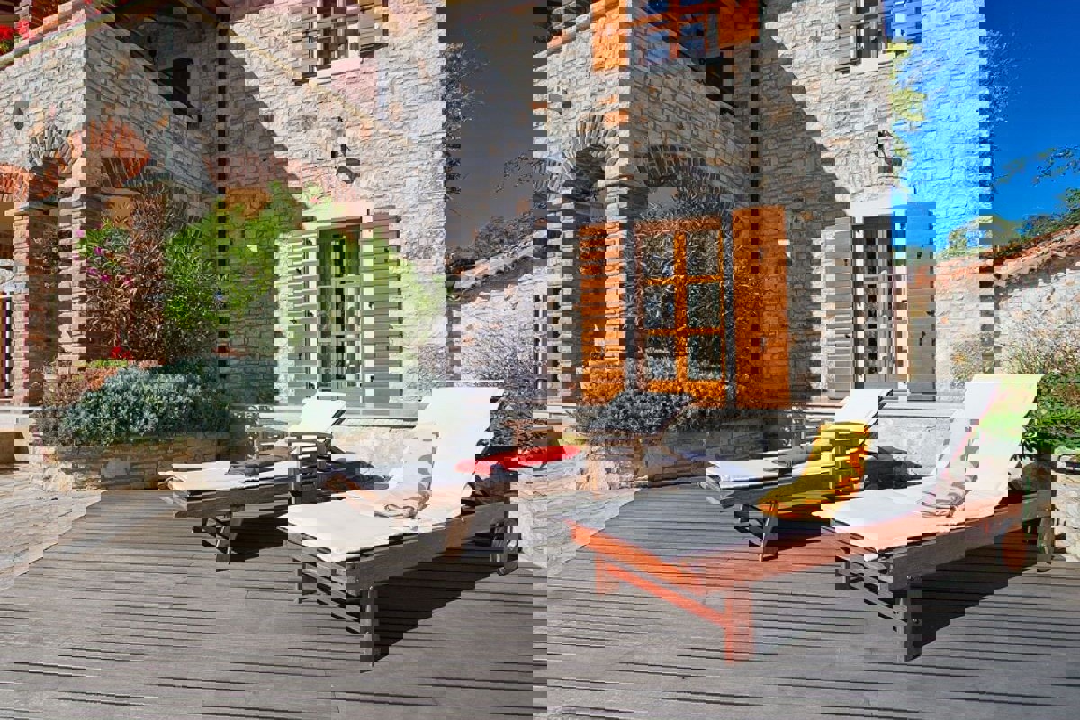 Villa in pietra con piscina e ampio giardino