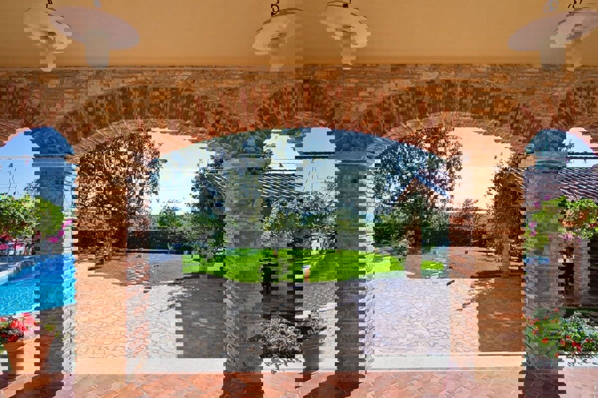 Villa in pietra con piscina e ampio giardino