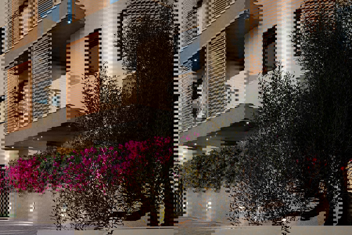 Appartamento con due camere da letto in un nuovo edificio con giardino