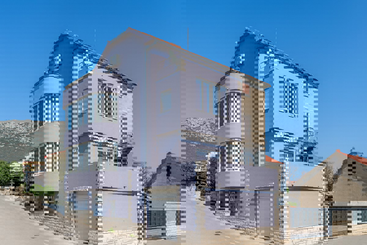 Casa bifamiliare con vista mare