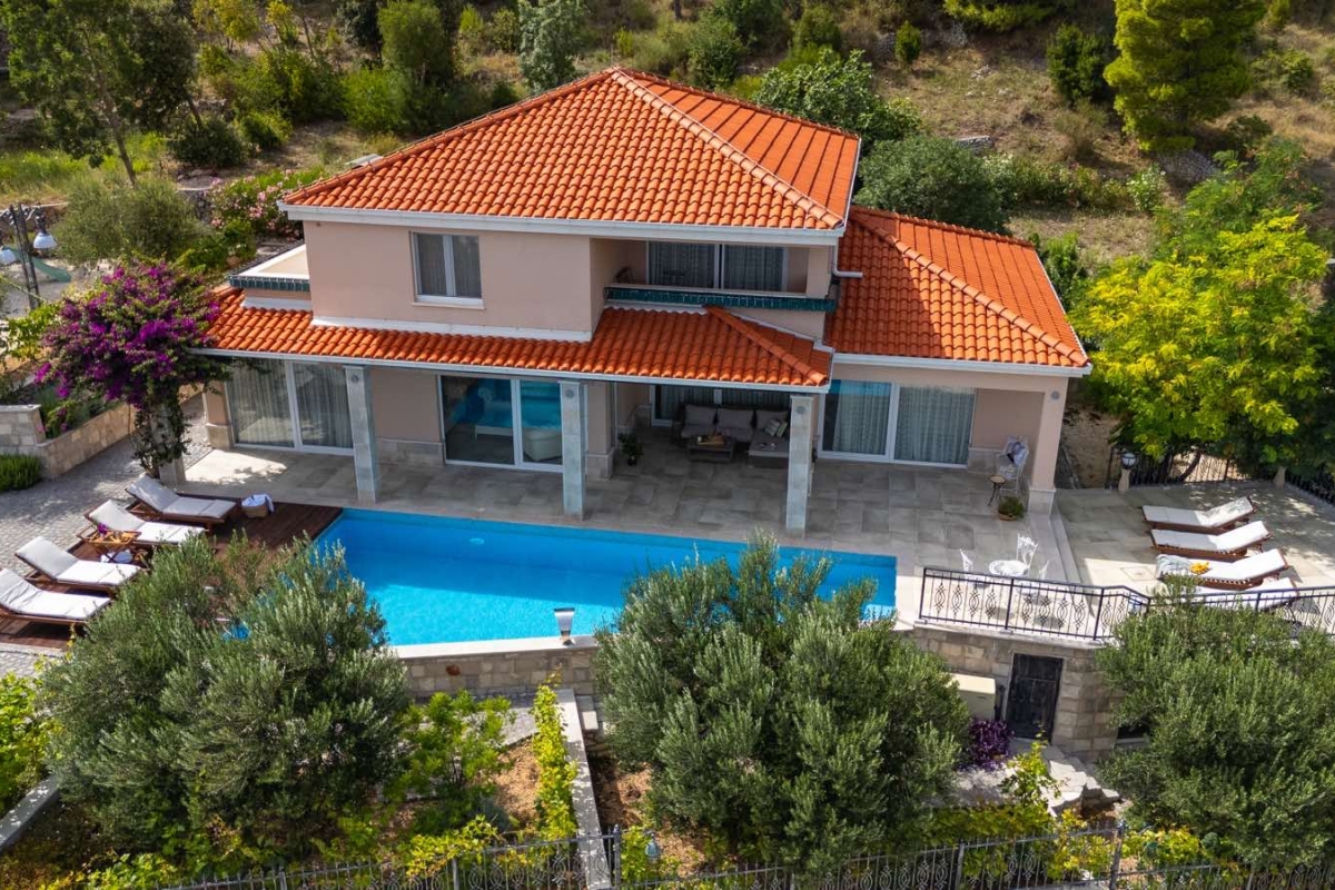 Villa con piscina e vista mare