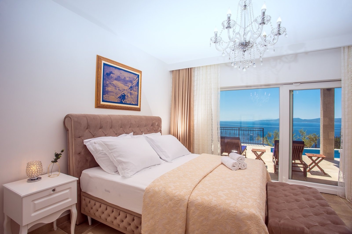 Villa con piscina e vista mare