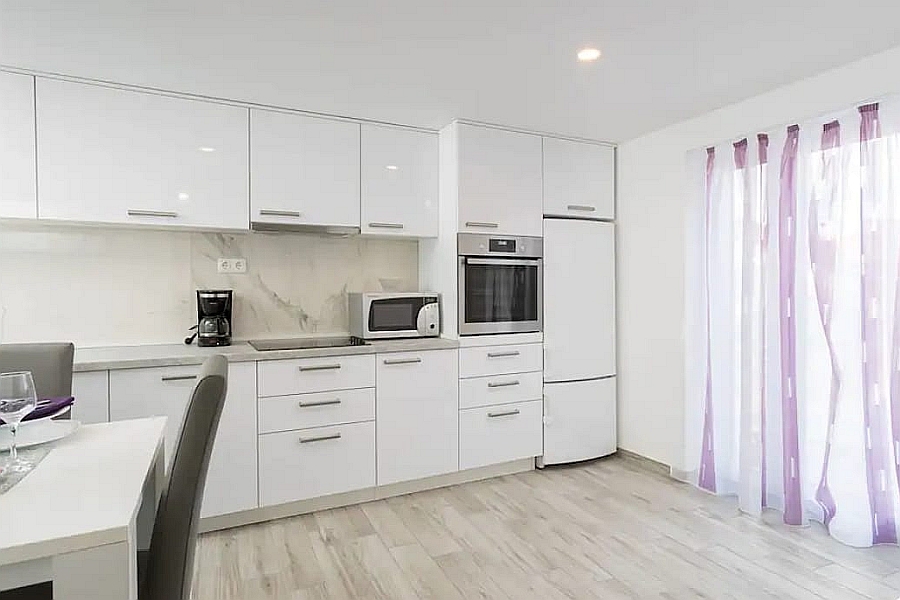 Casa a un piano con piscina vicino al centro città