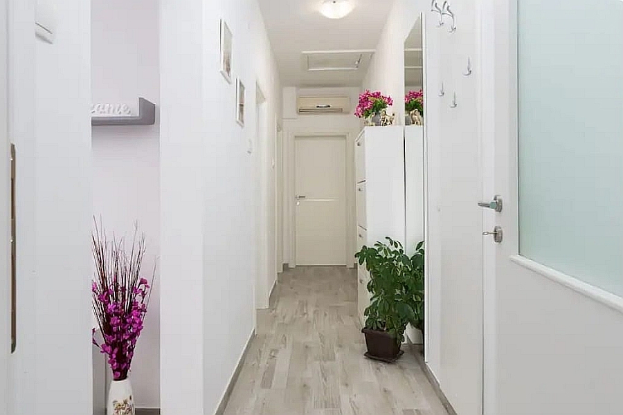 Casa a un piano con piscina vicino al centro città