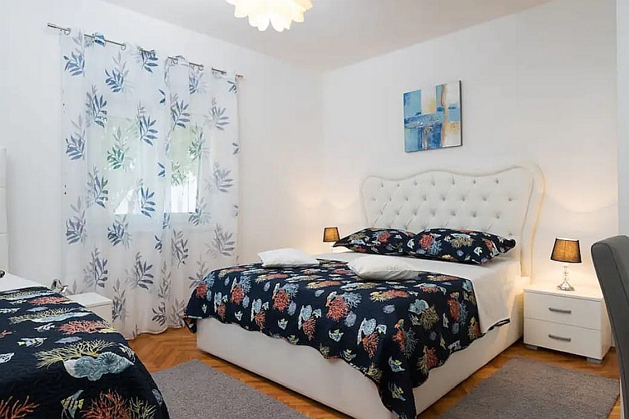 Casa a un piano con piscina vicino al centro città