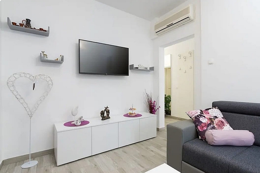 Casa a un piano con piscina vicino al centro città