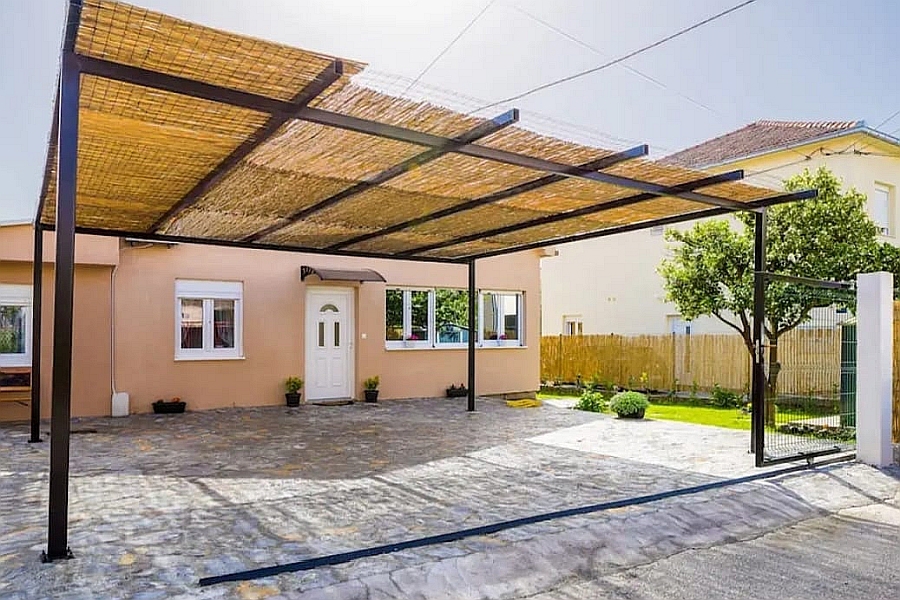 Casa a un piano con piscina vicino al centro città