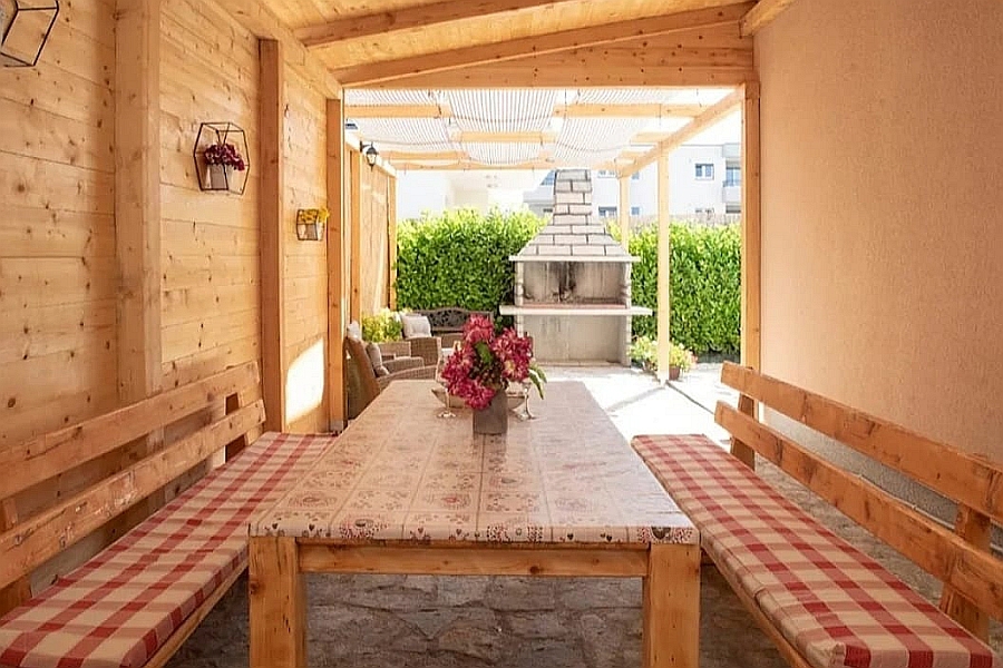 Casa a un piano con piscina vicino al centro città