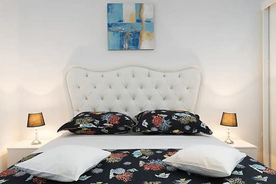 Casa a un piano con piscina vicino al centro città