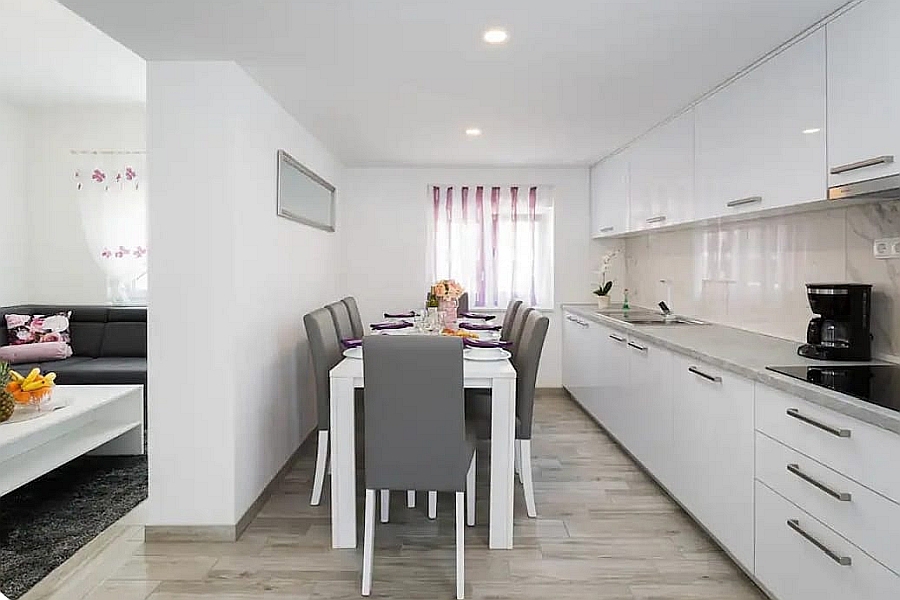 Casa a un piano con piscina vicino al centro città