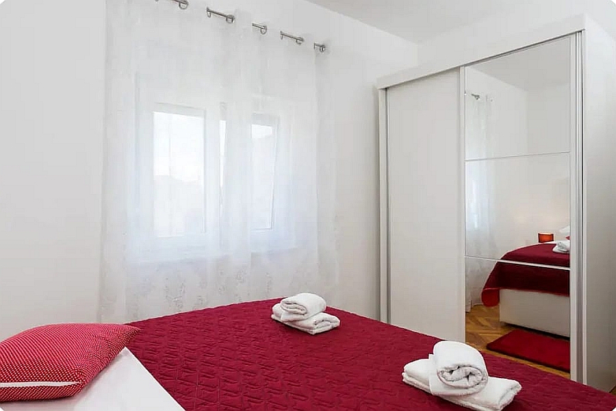 Casa a un piano con piscina vicino al centro città