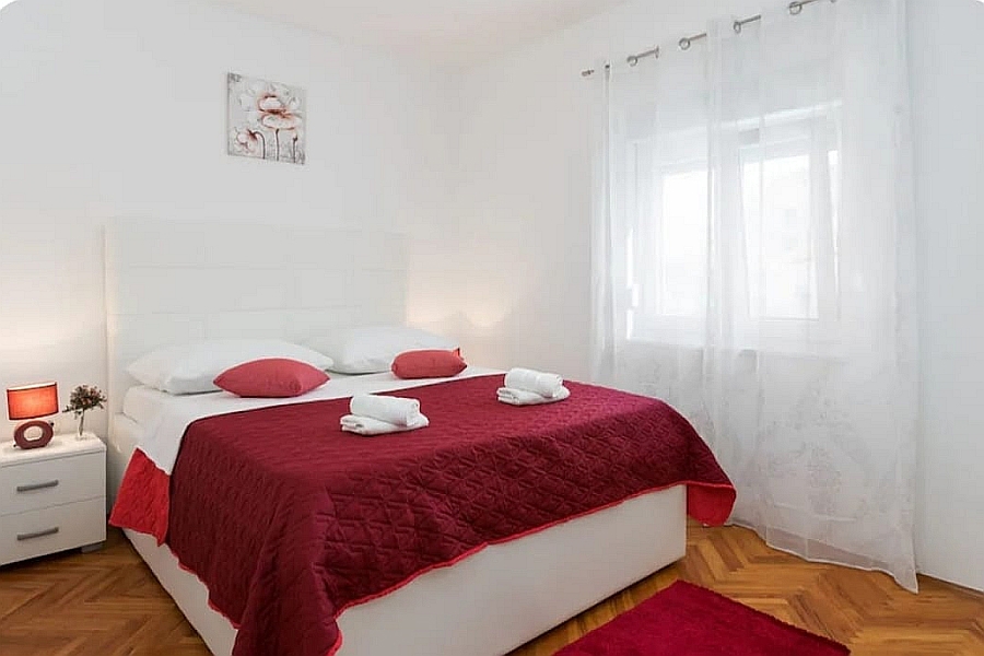 Casa a un piano con piscina vicino al centro città