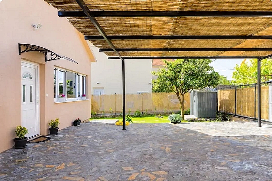 Casa a un piano con piscina vicino al centro città