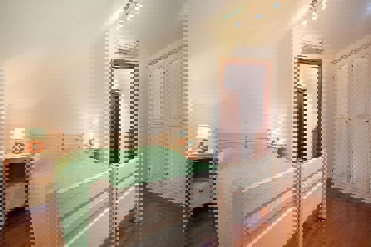 Casa in pietra in stile mediterraneo con piscina e vista mare