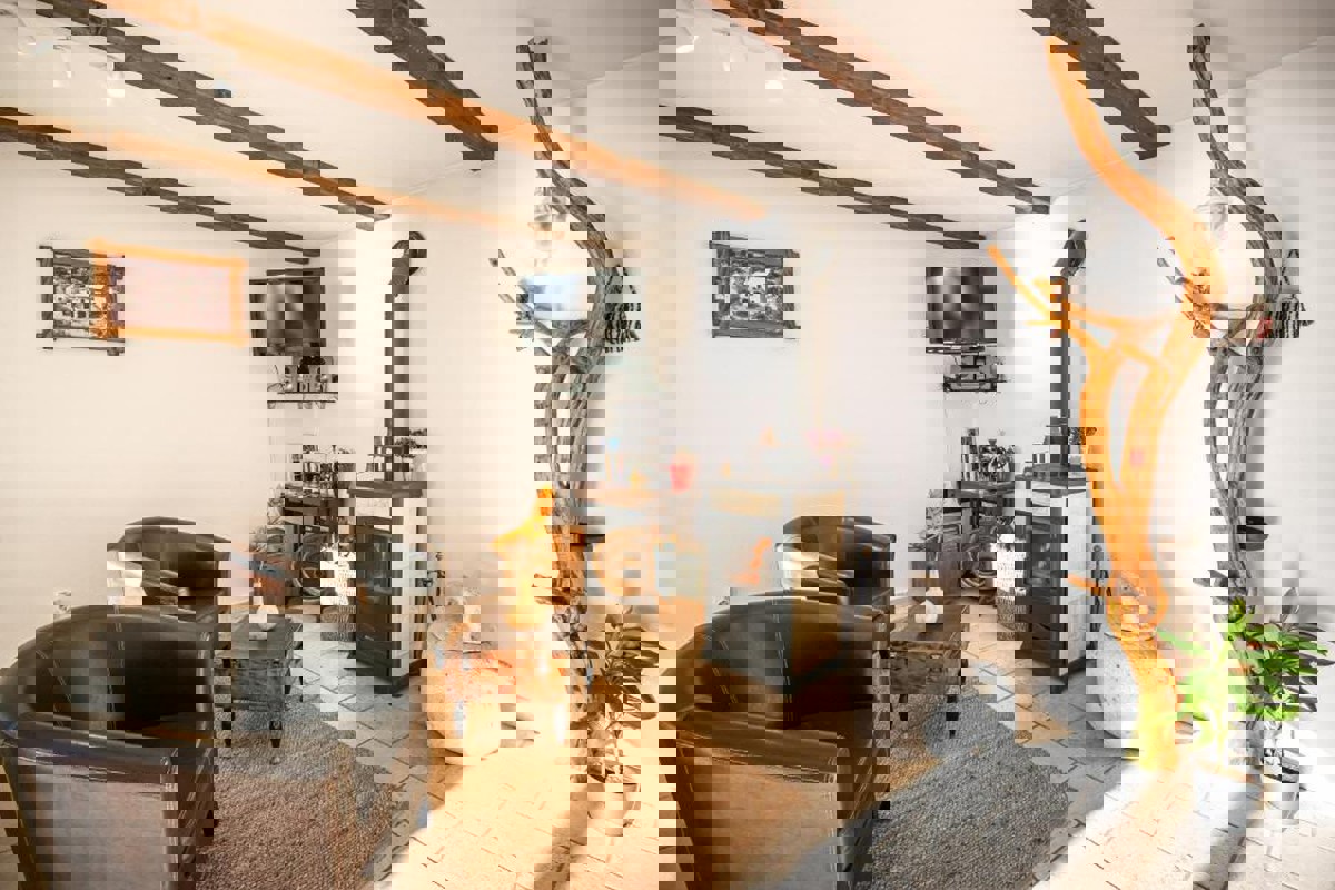 Casa in pietra in stile mediterraneo con piscina e vista mare