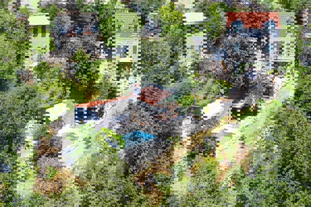 Casa in pietra in stile mediterraneo con piscina e vista mare