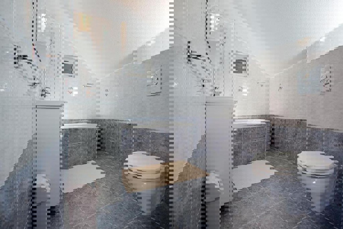 Casa in pietra in stile mediterraneo con piscina e vista mare