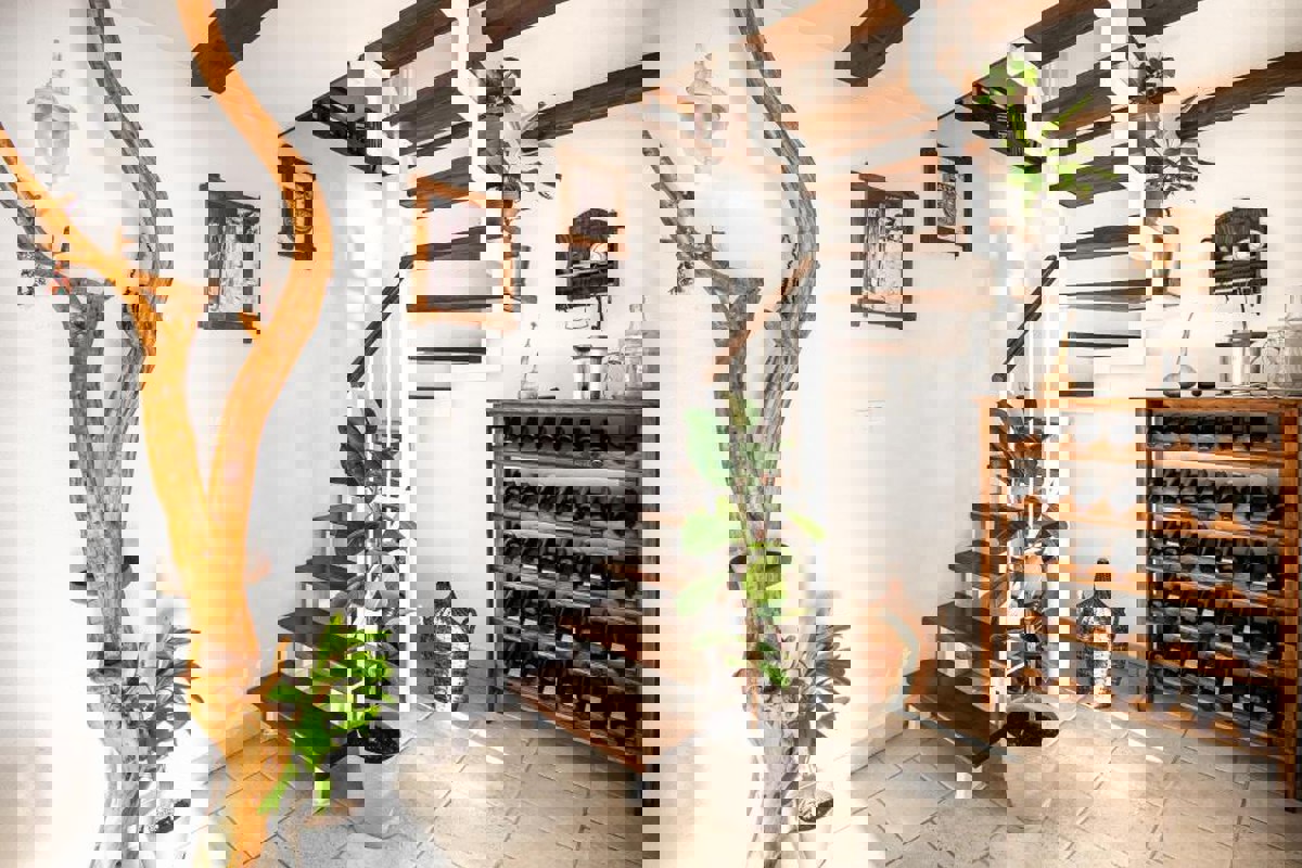 Casa in pietra in stile mediterraneo con piscina e vista mare