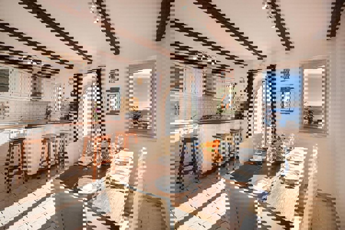 Casa in pietra in stile mediterraneo con piscina e vista mare