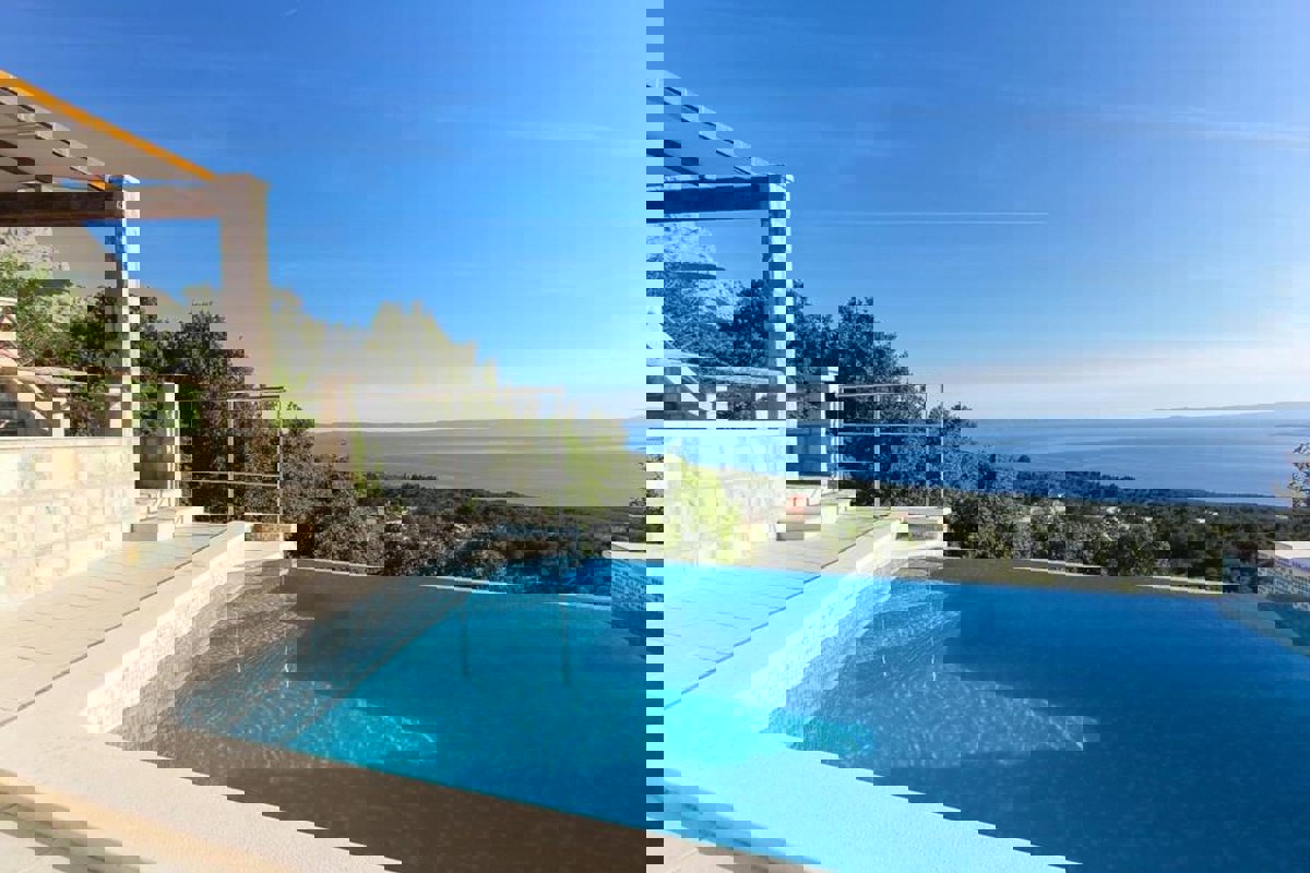 Casa in pietra in stile mediterraneo con piscina e vista mare