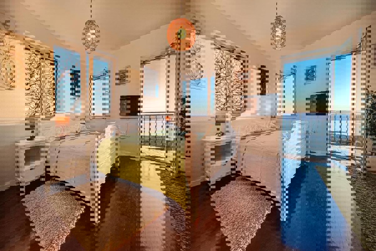 Casa in pietra in stile mediterraneo con piscina e vista mare