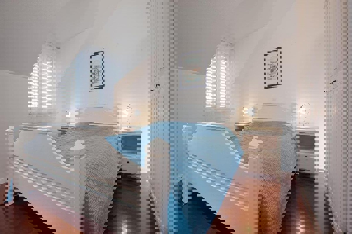 Casa in pietra in stile mediterraneo con piscina e vista mare