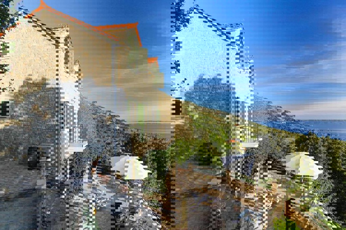 Casa in pietra in stile mediterraneo con piscina e vista mare