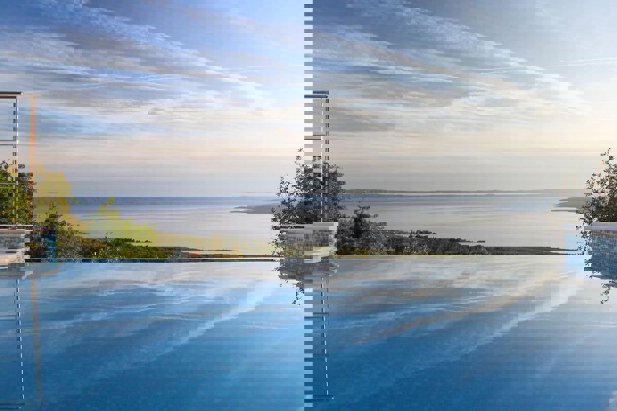 Casa in pietra in stile mediterraneo con piscina e vista mare