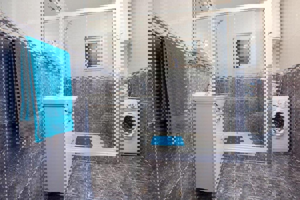 Casa in pietra in stile mediterraneo con piscina e vista mare