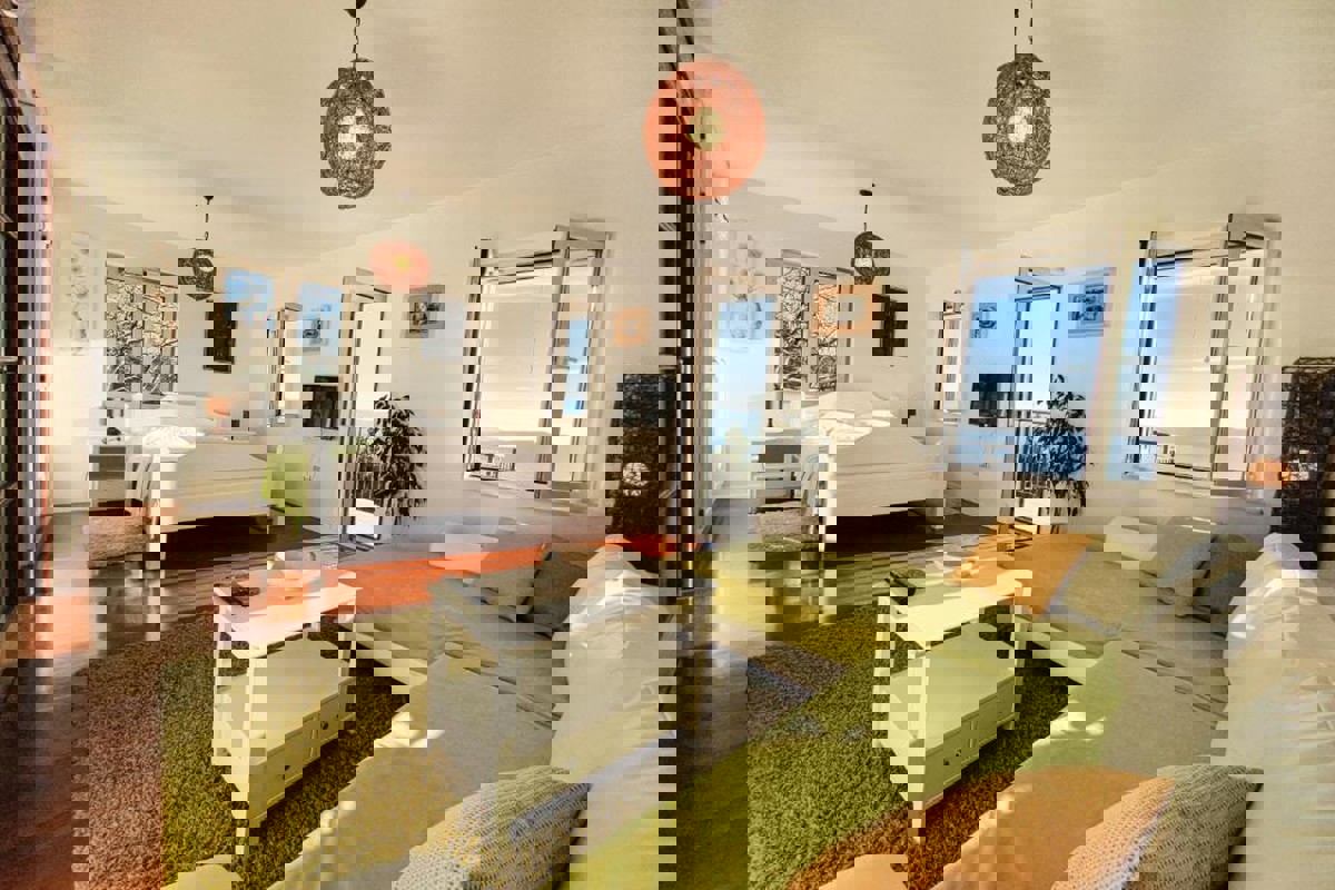 Casa in pietra in stile mediterraneo con piscina e vista mare