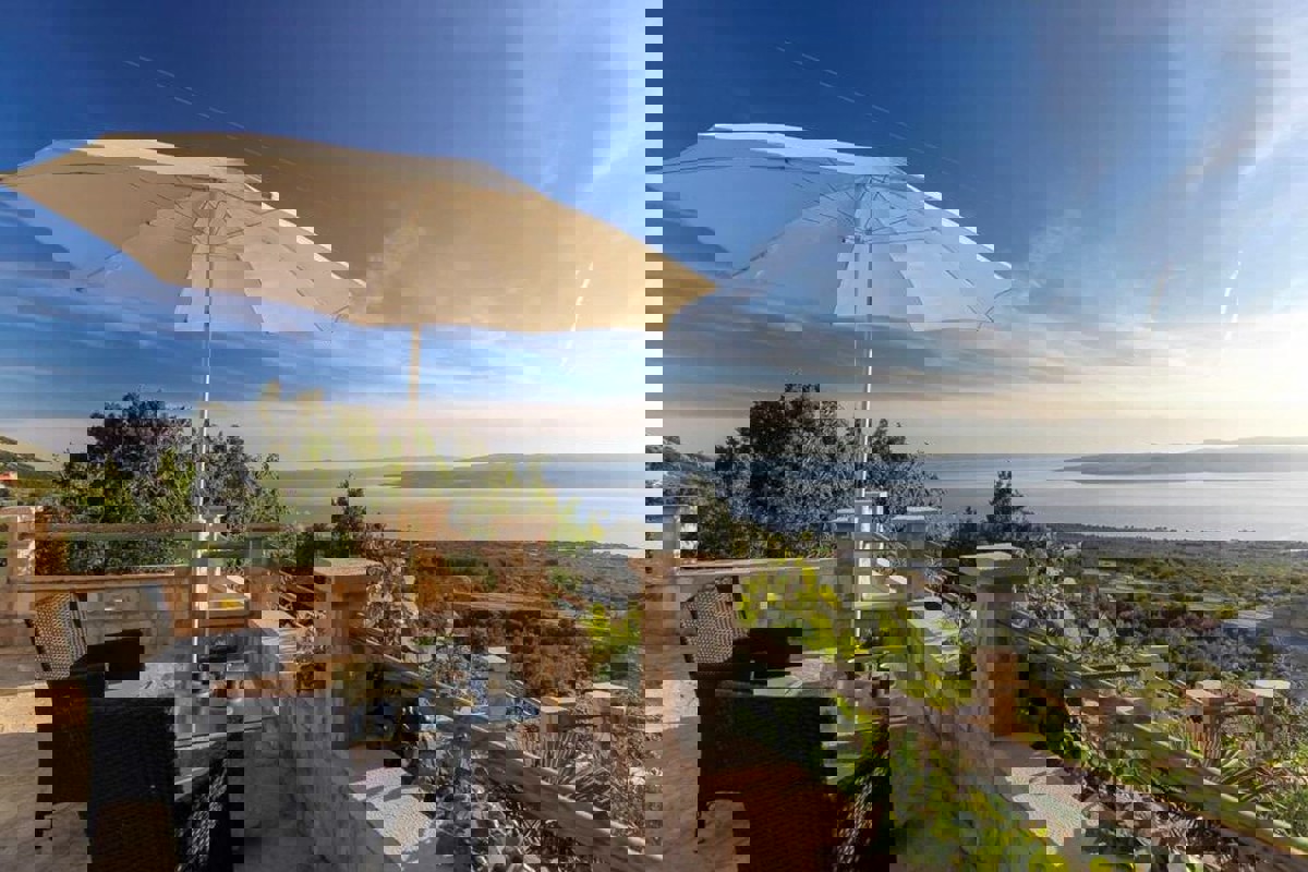 Casa in pietra in stile mediterraneo con piscina e vista mare