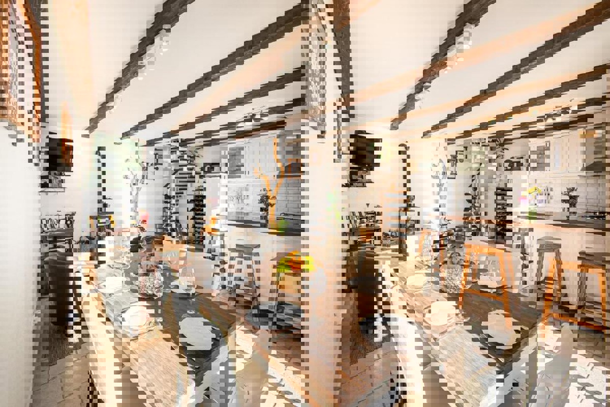 Casa in pietra in stile mediterraneo con piscina e vista mare