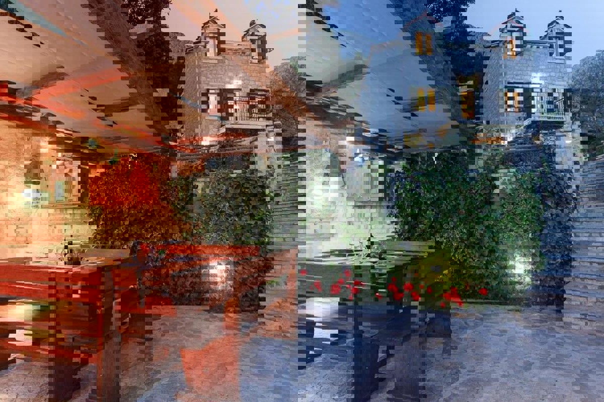 Casa in pietra in stile mediterraneo con piscina e vista mare