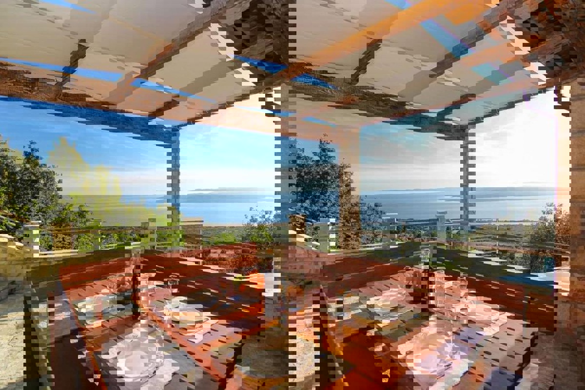 Casa in pietra in stile mediterraneo con piscina e vista mare